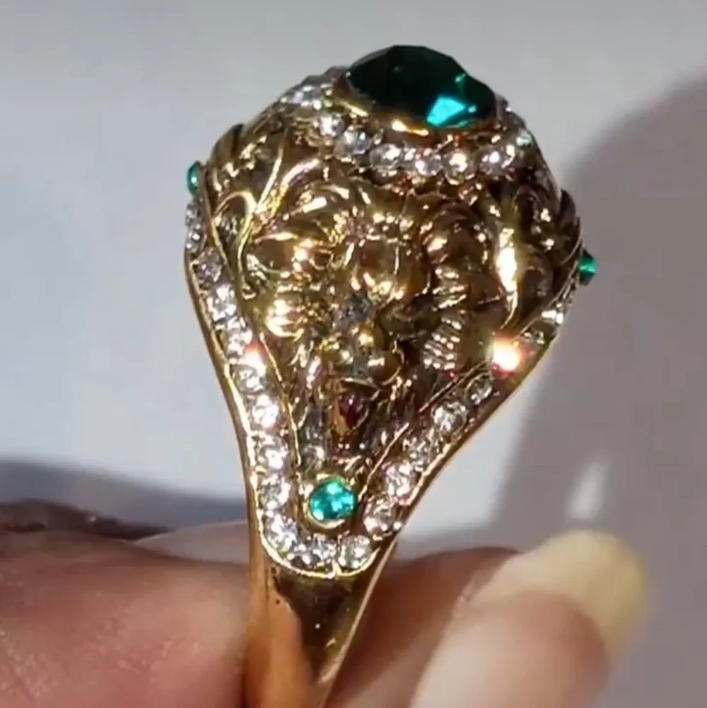 Elegant Golden Lion and Green Gemstone Mens Ring Sz 10